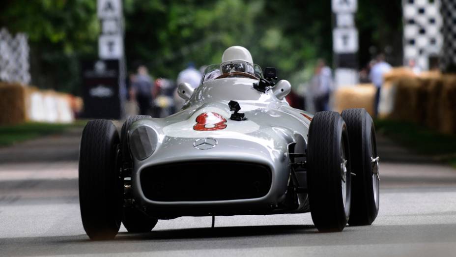 O mesmo se aplica à Mercedes W196 guiada pelo sir Stirling Moss | <a href="https://beta-develop.quatrorodas.abril.com.br/galerias/especiais/festival-goodwood-2014-parte-1-787499.shtml" rel="migration">Parte 1</a>