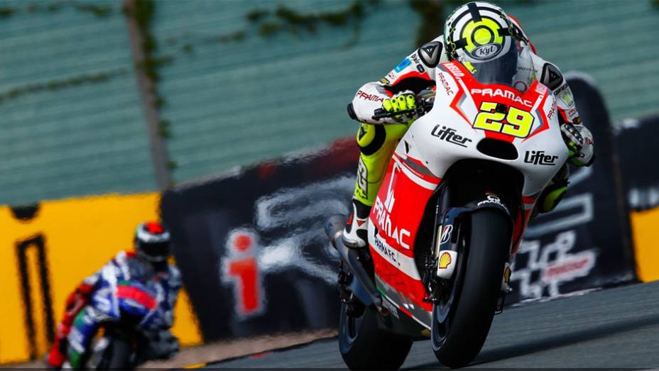 Andrea Iannone | <a href="https://beta-develop.quatrorodas.abril.com.br/moto/noticias/motogp-espargaro-mais-rapido-alemanha-790638.shtml" rel="migration">Leia mais</a>