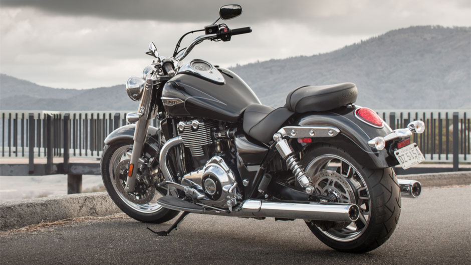 A motocicleta apresenta visual mais cl&aacute;ssico, com mais elementos cromados, banco mais confort&aacute;vel e novo pneu mais largo na dianteira | <a href="https://beta-develop.quatrorodas.abril.com.br/moto/noticias/triumph-lanca-thunderbird-commander-brasil-791427.shtml" rel="migration">Leia ma</a>