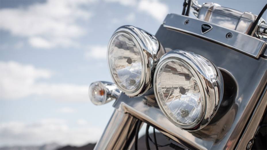 O tradicional farol dupla não podia faltar | <a href="https://beta-develop.quatrorodas.abril.com.br/moto/noticias/triumph-lanca-thunderbird-commander-brasil-791427.shtml" rel="migration">Leia mais</a>