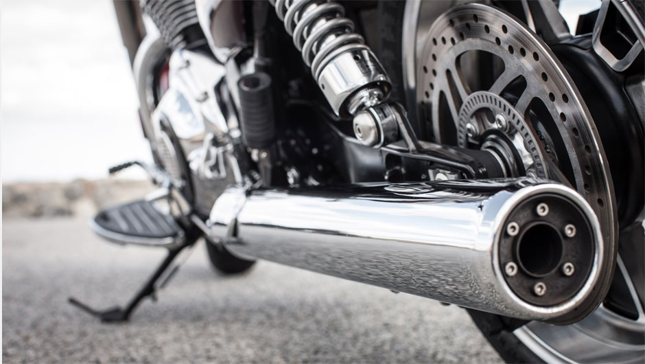 Tubo de escape cromado chama a aten&ccedil;&atilde;o e entrega bom ronco | <a href="https://beta-develop.quatrorodas.abril.com.br/moto/noticias/triumph-lanca-thunderbird-commander-brasil-791427.shtml" rel="migration">Leia mais</a>