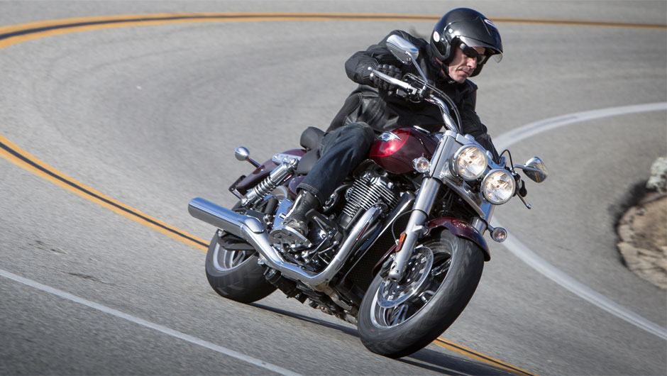 Apesar dos 348 kg, a Triumph Thunderbird Commander conta com incr&iacute;veis flexibilidade, versatilidade e conforto, com respostas r&aacute;pidas e &aacute;geis | <a href="https://beta-develop.quatrorodas.abril.com.br/moto/noticias/triumph-lanca-thunderbird-commander-brasil-791427.shtml" rel="migration"></a>