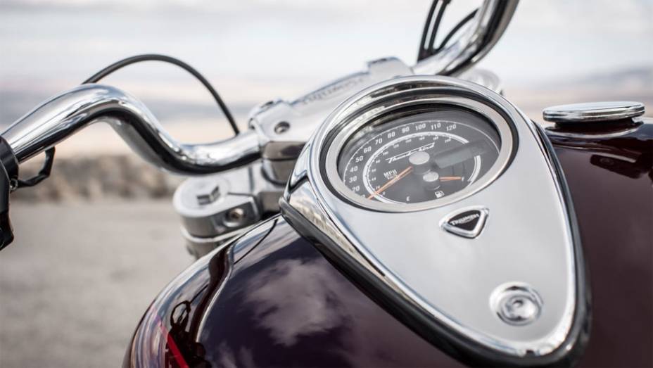 Tanque de combustível e painel de instrumentos | <a href="https://beta-develop.quatrorodas.abril.com.br/moto/noticias/triumph-lanca-thunderbird-commander-brasil-791427.shtml" rel="migration">Leia mais</a>