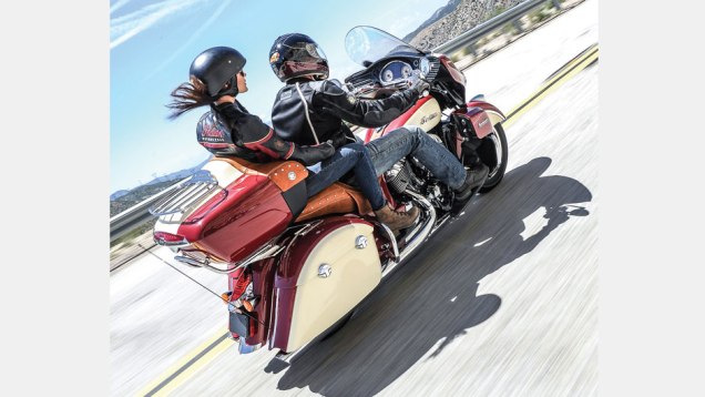 O modelo pesa 421 quilos (em ordem de marcha), com ABS de s&eacute;rie | <a href="https://beta-develop.quatrorodas.abril.com.br/moto/noticias/indian-apresenta-roadmaster-2015-eua-793017.shtml" rel="migration">Leia mais</a>