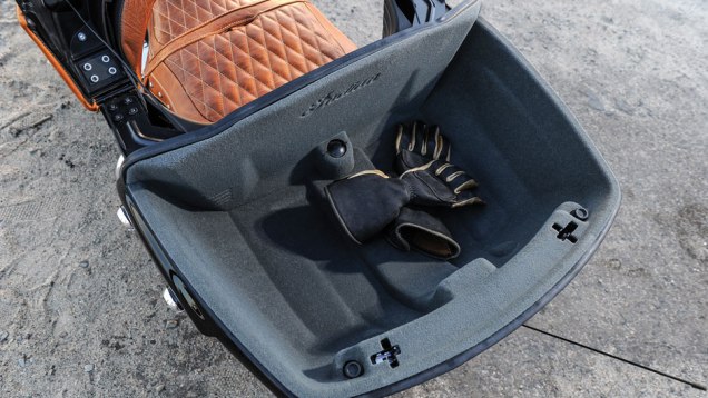 Bauleto atrás encosto do passageiro tem capacidade de 64 litros | <a href="https://beta-develop.quatrorodas.abril.com.br/moto/noticias/indian-apresenta-roadmaster-2015-eua-793017.shtml" rel="migration">Leia mais</a> Bauleto atrás encosto do passageiro tem capacidade de 64 litros | <a href="https://beta-develop.quatrorodas.abril.com.br/moto/noticias/indian-apresenta-roadmaster-2015-eua-793017.shtml" rel="migration">Leia mais</a>