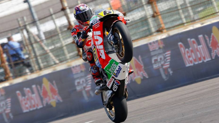 Stefan Bradl completa a lista dos dez melhores | <a href="https://beta-develop.quatrorodas.abril.com.br/moto/noticias/motogp-marquez-conquista-pole-indianapolis-795041.shtml" rel="migration">Leia mais</a>
