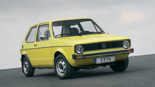 O Golf foi lan&ccedil;ado em 1974 para substituir o antigo Fusca na Alemanha; com tra&ccedil;&atilde;o dianteira e porte compacto, agradou em cheio | <a href="https://beta-develop.quatrorodas.abril.com.br/carros/lancamentos/volkswagen-golf-vii-749855.shtml" rel="migration">Mais sobre o novo Golf no Brasil</a>