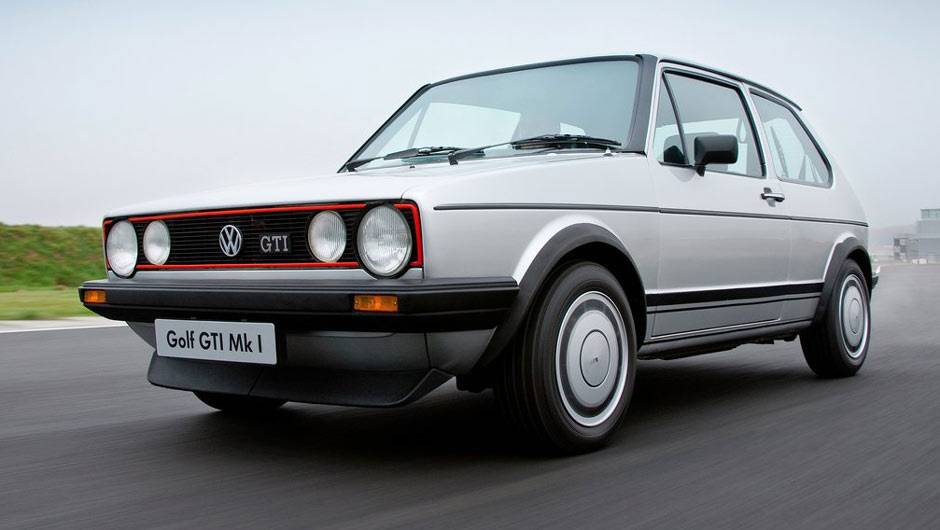 Em junho de 1976 chegava ao mercado alem&atilde;o o Golf GTi; com 110 cv extra&iacute;dos de um motor 1.6, encantou pelo desempenho e pelo visual invocado, com direito a spoiler e para-lamas alargados | <a href="https://beta-develop.quatrorodas.abril.com.br/carros/lancamentos/volksw" rel="migration"></a>