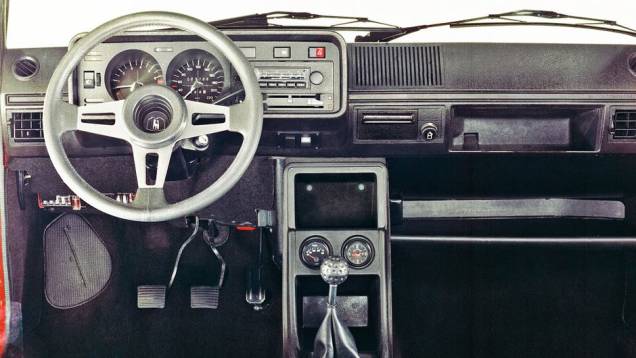 O interior tinha personalidade, com volante esportivo de menor di&acirc;metro e manopla de c&acirc;mbio imitando uma bola de... golfe, claro | <a href="https://beta-develop.quatrorodas.abril.com.br/carros/lancamentos/volkswagen-golf-vii-749855.shtml" rel="migration">Mais sobre o novo Golf no Bras</a>