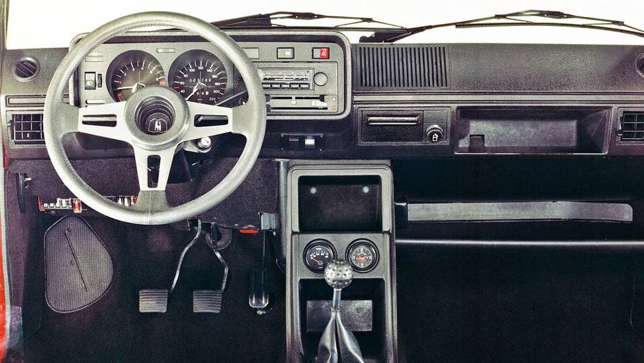 O interior tinha personalidade, com volante esportivo de menor diâmetro e manopla de câmbio imitando uma bola de... golfe, claro | <a href="https://beta-develop.quatrorodas.abril.com.br/carros/lancamentos/volkswagen-golf-vii-749855.shtml" rel="migration">Mais sobre o novo Golf no Bras</a> O interior tinha personalidade, com volante esportivo de menor diâmetro e manopla de câmbio imitando uma bola de... golfe, claro | <a href="https://beta-develop.quatrorodas.abril.com.br/carros/lancamentos/volkswagen-golf-vii-749855.shtml" rel="migration">Mais sobre o novo Golf no Bras</a>