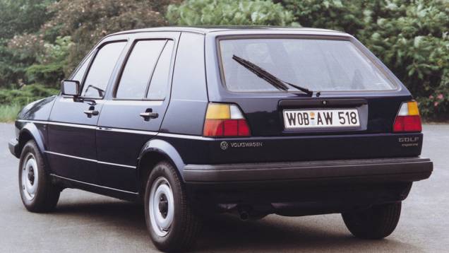 A traseira completamente nova tinha lanternas maiores, com motores de 1,3 a 1,8 litro | <a href="https://beta-develop.quatrorodas.abril.com.br/carros/lancamentos/volkswagen-golf-vii-749855.shtml" rel="migration">Mais sobre o novo Golf no Brasil</a> |