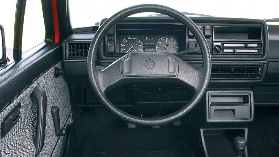 Reconhece este volante? Ele foi utilizado anos depois no Brasil, mais precisamente no Gol | <a href="https://beta-develop.quatrorodas.abril.com.br/carros/lancamentos/volkswagen-golf-vii-749855.shtml" rel="migration">Mais sobre o novo Golf no Brasil</a> | Reconhece este volante? Ele foi utilizado anos depois no Brasil, mais precisamente no Gol | <a href="https://beta-develop.quatrorodas.abril.com.br/carros/lancamentos/volkswagen-golf-vii-749855.shtml" rel="migration">Mais sobre o novo Golf no Brasil</a> |