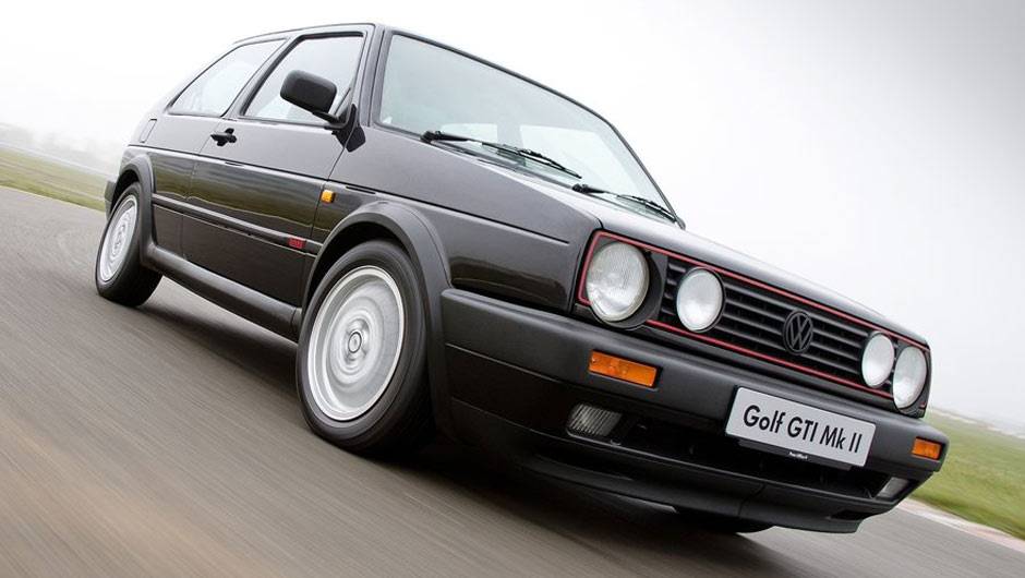 Com far&oacute;is duplos, o GTI decepcionou pelo desempenho inferior a seu antecessor, problema sanado com a chegada do GTI 16V, em 1985: com 139 cv, chegava aos 210 km/h | <a href="https://beta-develop.quatrorodas.abril.com.br/carros/lancamentos/volkswagen-golf-vii-749855.sh" rel="migration"></a>