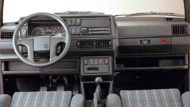 O interior do GTI tinha algumas exclusividades, como o volante de quatro raios - que mais tarde equiparia o Santana | <a href="https://beta-develop.quatrorodas.abril.com.br/carros/lancamentos/volkswagen-golf-vii-749855.shtml" rel="migration">Mais sobre o novo Golf no Brasil</a> |