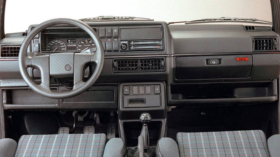 O interior do GTI tinha algumas exclusividades, como o volante de quatro raios - que mais tarde equiparia o Santana | <a href="https://beta-develop.quatrorodas.abril.com.br/carros/lancamentos/volkswagen-golf-vii-749855.shtml" rel="migration">Mais sobre o novo Golf no Brasil</a> | O interior do GTI tinha algumas exclusividades, como o volante de quatro raios - que mais tarde equiparia o Santana | <a href="https://beta-develop.quatrorodas.abril.com.br/carros/lancamentos/volkswagen-golf-vii-749855.shtml" rel="migration">Mais sobre o novo Golf no Brasil</a> |