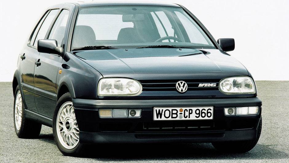 Lan&ccedil;ada em agosto de 1991, a terceira gera&ccedil;&atilde;o do Golf foi a primeira a desembarcar no Brasil em 1994; acima, o veloz 2.8 VR6, com 174 cv | <a href="https://beta-develop.quatrorodas.abril.com.br/carros/lancamentos/volkswagen-golf-vii-749855.shtml" rel="migration">Mais sobre o novo Golf</a>