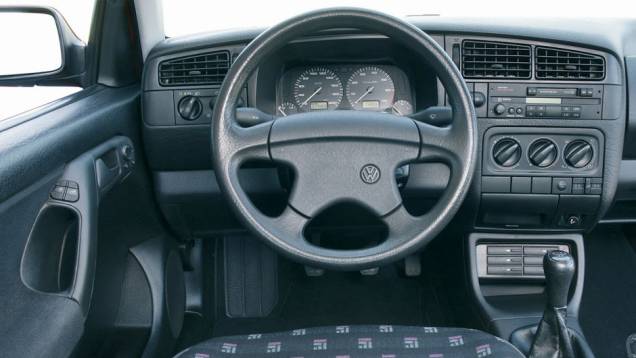 Moderno para a &eacute;poca, o interior lembrava muito o do Passat, dando ao Golf um status de hatch premium muito antes do termo ser criado pelos marqueteiros | <a href="https://beta-develop.quatrorodas.abril.com.br/carros/lancamentos/volkswagen-golf-vii-749855.shtml" rel="migration">Mais s</a>