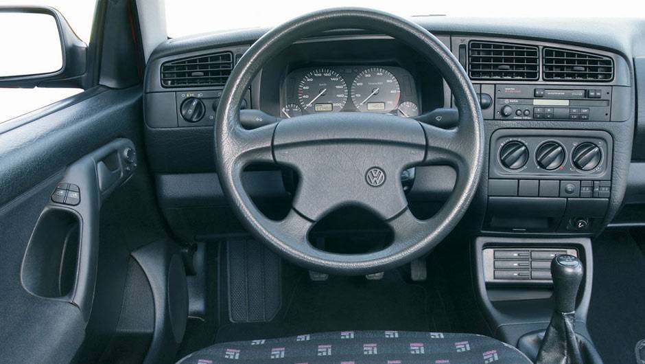 Moderno para a &eacute;poca, o interior lembrava muito o do Passat, dando ao Golf um status de hatch premium muito antes do termo ser criado pelos marqueteiros | <a href="https://beta-develop.quatrorodas.abril.com.br/carros/lancamentos/volkswagen-golf-vii-749855.shtml" rel="migration">Mais s</a>