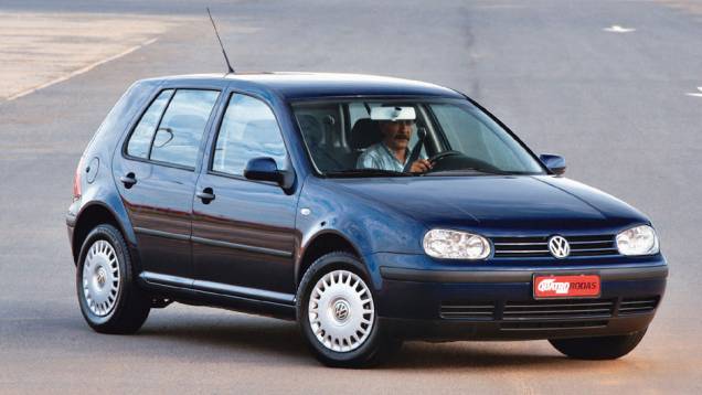 A quarta gera&ccedil;&atilde;o fez o Golf explodir de vez no Brasil; lan&ccedil;ado na Europa em agosto de 1997, ele chegou aqui no fim de 1998 com tecnologia de Audi A3 | <a href="https://beta-develop.quatrorodas.abril.com.br/carros/lancamentos/volkswagen-golf-vii-749855.shtml" rel="migration">Mais sobre</a>