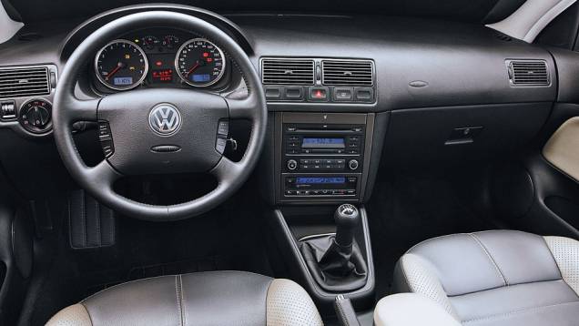 O interior era moderno e bastante confort&aacute;vel, com destaque para a elegante ilumina&ccedil;&atilde;o azulada | <a href="https://beta-develop.quatrorodas.abril.com.br/carros/lancamentos/volkswagen-golf-vii-749855.shtml" rel="migration">Mais sobre o novo Golf no Brasil</a> |