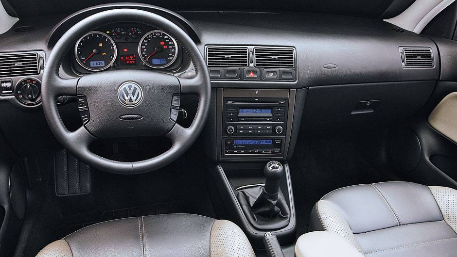 O interior era moderno e bastante confort&aacute;vel, com destaque para a elegante ilumina&ccedil;&atilde;o azulada | <a href="https://beta-develop.quatrorodas.abril.com.br/carros/lancamentos/volkswagen-golf-vii-749855.shtml" rel="migration">Mais sobre o novo Golf no Brasil</a> |
