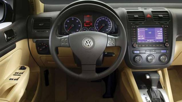 O interior ficou bastante requintado, com direito at&eacute; a tela multim&iacute;dia com GPS | <a href="https://beta-develop.quatrorodas.abril.com.br/carros/lancamentos/volkswagen-golf-vii-749855.shtml" rel="migration">Mais sobre o novo Golf no Brasil</a> |