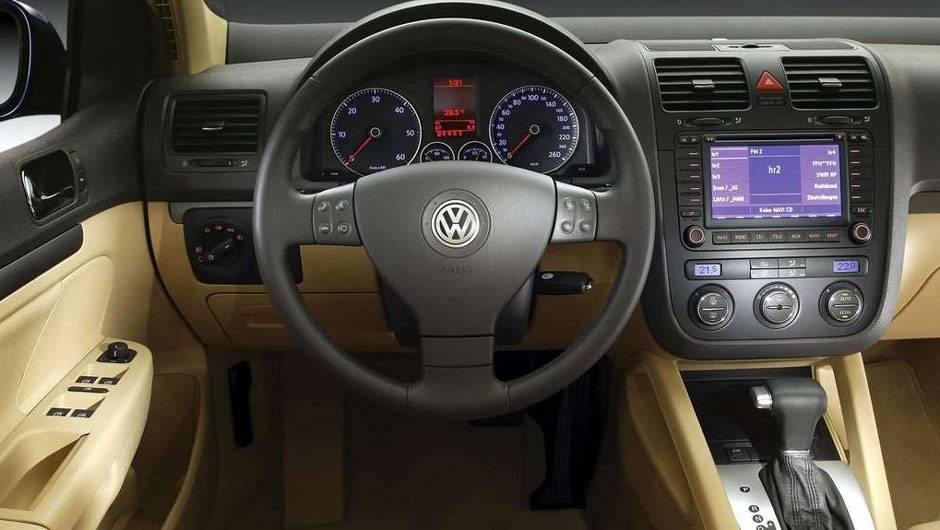 O interior ficou bastante requintado, com direito at&eacute; a tela multim&iacute;dia com GPS | <a href="https://beta-develop.quatrorodas.abril.com.br/carros/lancamentos/volkswagen-golf-vii-749855.shtml" rel="migration">Mais sobre o novo Golf no Brasil</a> |