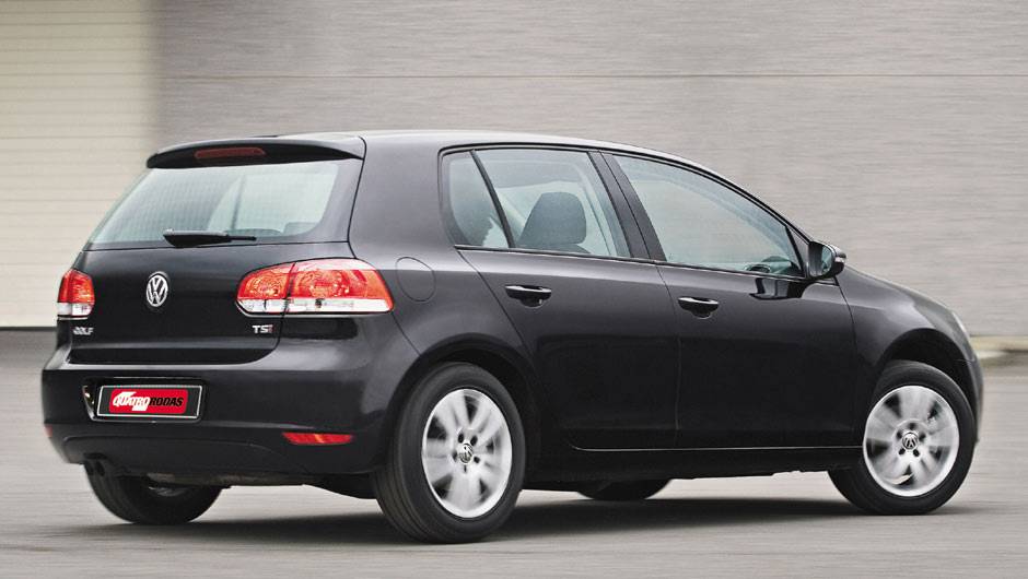 As lanternas ficaram mais horizontais do que o antigo modelo e perderam os elementos circulares | <a href="https://beta-develop.quatrorodas.abril.com.br/carros/lancamentos/volkswagen-golf-vii-749855.shtml" rel="migration">Mais sobre o novo Golf no Brasil</a> |