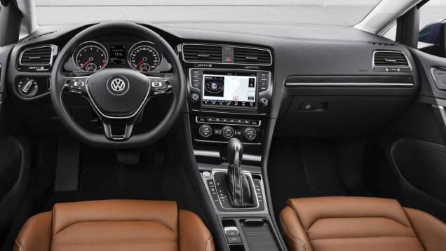 Bem equipado, ele será vendido nas versões Highline 1.4 TSI e GTI 2.0 TSI | <a href="https://beta-develop.quatrorodas.abril.com.br/carros/lancamentos/volkswagen-golf-vii-749855.shtml" rel="migration">Mais sobre o novo Golf no Brasil</a> Bem equipado, ele será vendido nas versões Highline 1.4 TSI e GTI 2.0 TSI | <a href="https://beta-develop.quatrorodas.abril.com.br/carros/lancamentos/volkswagen-golf-vii-749855.shtml" rel="migration">Mais sobre o novo Golf no Brasil</a>
