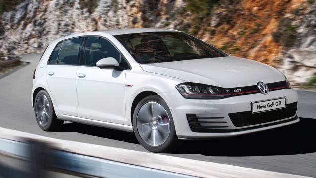 A esportiva GTI tem 220 cv; o novo Golf deve chegar &agrave;s revendas VW em setembro | <a href="https://beta-develop.quatrorodas.abril.com.br/carros/lancamentos/volkswagen-golf-vii-749855.shtml" rel="migration">Mais sobre o novo Golf no Brasil</a>