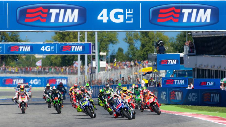 Momento da largada do GP de San Marino. | <a href="https://beta-develop.quatrorodas.abril.com.br/moto/noticias/valentino-rossi-vence-casa-torcida-faz-festa-pista-799871.shtml" rel="migration">Leia mais</a>