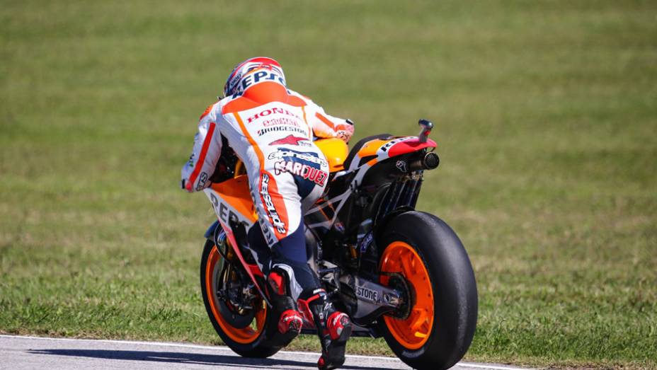 Márquez caiu na décima volta e teve que fazer corrida de recuperação | <a href="https://beta-develop.quatrorodas.abril.com.br/moto/noticias/valentino-rossi-vence-casa-torcida-faz-festa-pista-799871.shtml" rel="migration">Leia mais</a>