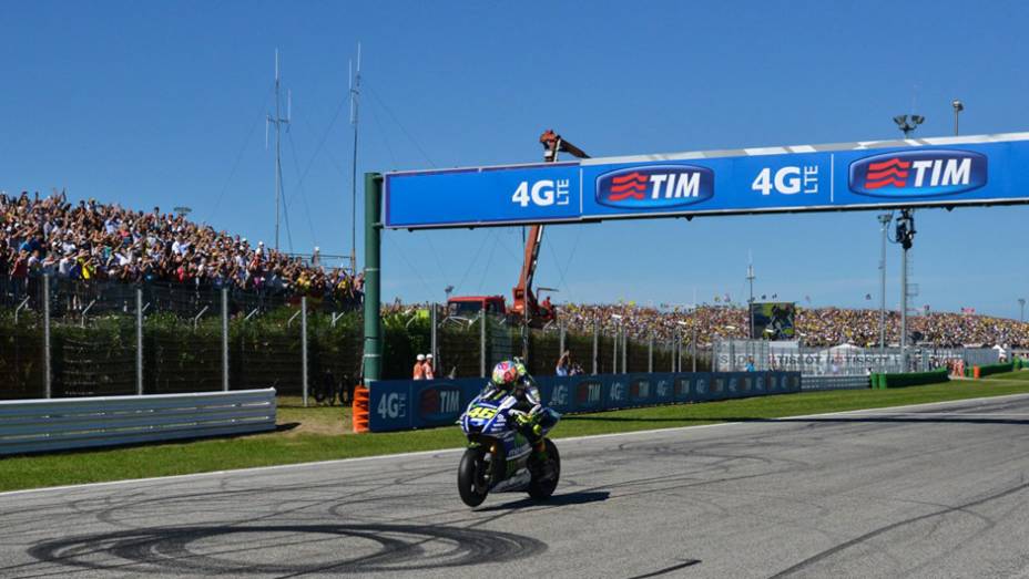 Valentino Rossi venceu a sua 107ª corrida | <a href="https://beta-develop.quatrorodas.abril.com.br/moto/noticias/valentino-rossi-vence-casa-torcida-faz-festa-pista-799871.shtml" rel="migration">Leia mais</a>