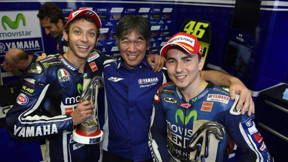 Comemoração com a dobradinha da equipe Yamaha | <a href="https://beta-develop.quatrorodas.abril.com.br/moto/noticias/valentino-rossi-vence-casa-torcida-faz-festa-pista-799871.shtml" rel="migration">Leia mais</a>