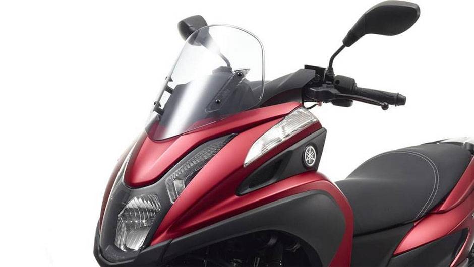 Detalhe do conjunto &oacute;ptico | <a href="https://beta-develop.quatrorodas.abril.com.br/moto/noticias/yamaha-apresenta-tricity-europa-777991.shtml" rel="migration">Leia mais</a>