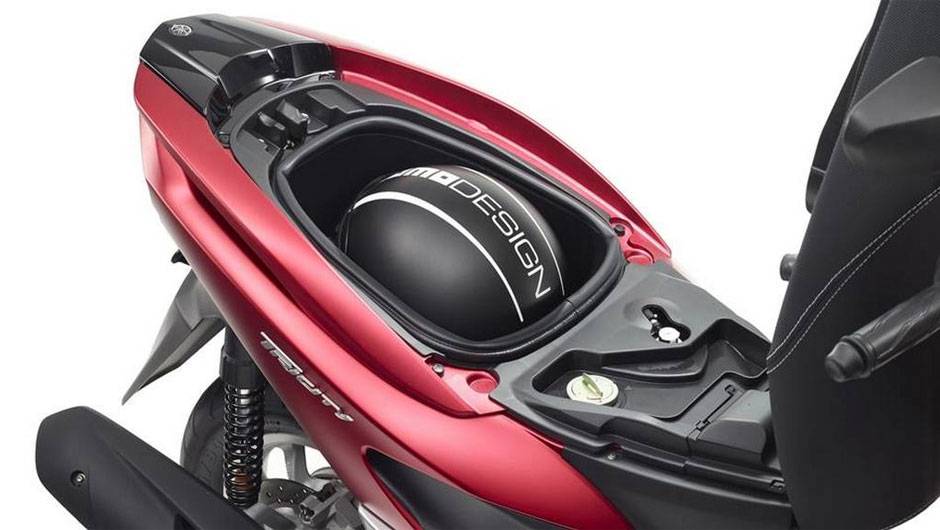 Seu tanque de combust&iacute;vel tem capacidade para 6,6 litros de combust&iacute;vel e abaixo do assento cabe um capacete | <a href="https://beta-develop.quatrorodas.abril.com.br/moto/noticias/yamaha-apresenta-tricity-europa-777991.shtml" rel="migration">Leia mais</a>