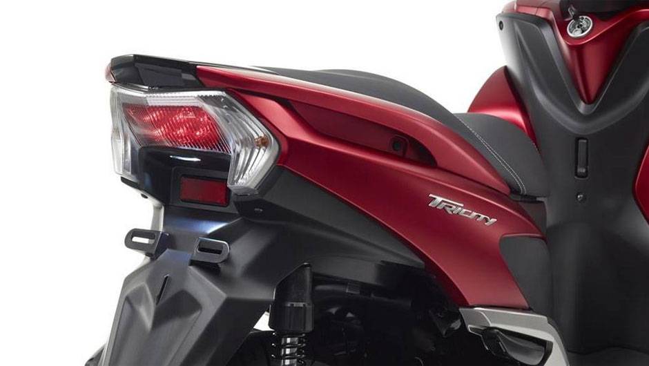 O modelo estar&aacute; dispon&iacute;vel nas cores vermelha, cinza, branca e preta | <a href="https://beta-develop.quatrorodas.abril.com.br/moto/noticias/yamaha-apresenta-tricity-europa-777991.shtml" rel="migration">Leia mais</a>