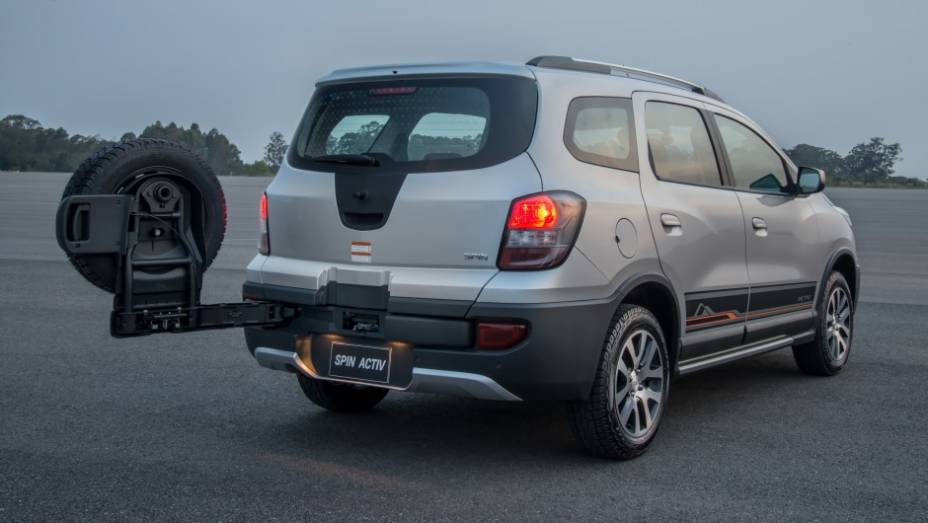 O estepe está situado na tampa do porta-malas | <a href="https://beta-develop.quatrorodas.abril.com.br/noticias/fabricantes/audi-apresenta-q3-2015-810386.shtml/" rel="migration">Leia Mais</a> O estepe está situado na tampa do porta-malas | <a href="https://beta-develop.quatrorodas.abril.com.br/noticias/fabricantes/audi-apresenta-q3-2015-810386.shtml/" rel="migration">Leia Mais</a>