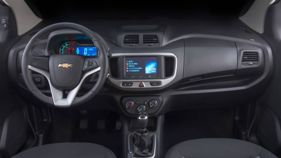 Por padrão, ela já vem equipada com direção hidráulica, ar-condicionado, travamento das portas por controle e rack no teto | <a href="https://beta-develop.quatrorodas.abril.com.br/noticias/fabricantes/audi-apresenta-q3-2015-810386.shtml/" rel="migration">Leia Mais</a> Por padrão, ela já vem equipada com direção hidráulica, ar-condicionado, travamento das portas por controle e rack no teto | <a href="https://beta-develop.quatrorodas.abril.com.br/noticias/fabricantes/audi-apresenta-q3-2015-810386.shtml/" rel="migration">Leia Mais</a>