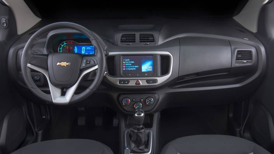 Por padrão, ela já vem equipada com direção hidráulica, ar-condicionado, travamento das portas por controle e rack no teto | <a href="https://beta-develop.quatrorodas.abril.com.br/noticias/fabricantes/audi-apresenta-q3-2015-810386.shtml/" rel="migration">Leia Mais</a> Por padrão, ela já vem equipada com direção hidráulica, ar-condicionado, travamento das portas por controle e rack no teto | <a href="https://beta-develop.quatrorodas.abril.com.br/noticias/fabricantes/audi-apresenta-q3-2015-810386.shtml/" rel="migration">Leia Mais</a>