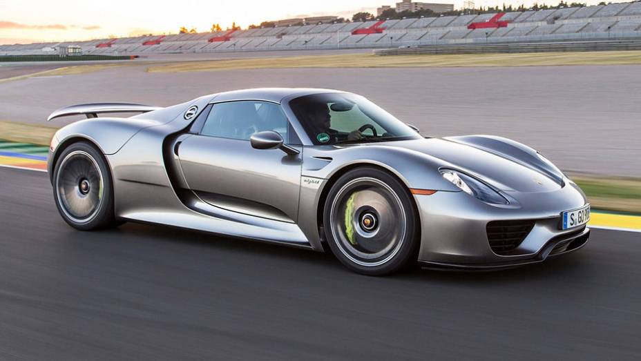 1º) Porsche 918 Spyder (2014) - valor do IPVA: R$ 133.146,08; valor venal: R$ 3.328.652,00; equivale a: BMW 118iA Urban/Sport 1.6 TB 16V (R$ 133.625,00)