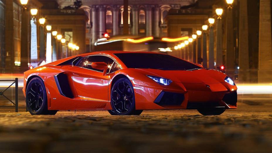 6º) Lamborghini Aventador (2012) - valor do IPVA: R$ 74.491,68; valor venal: R$ 74.491,68; equivale a: Hyundai Veloster 1.6 16V 140cv Aut. (R$ 72.508,00)