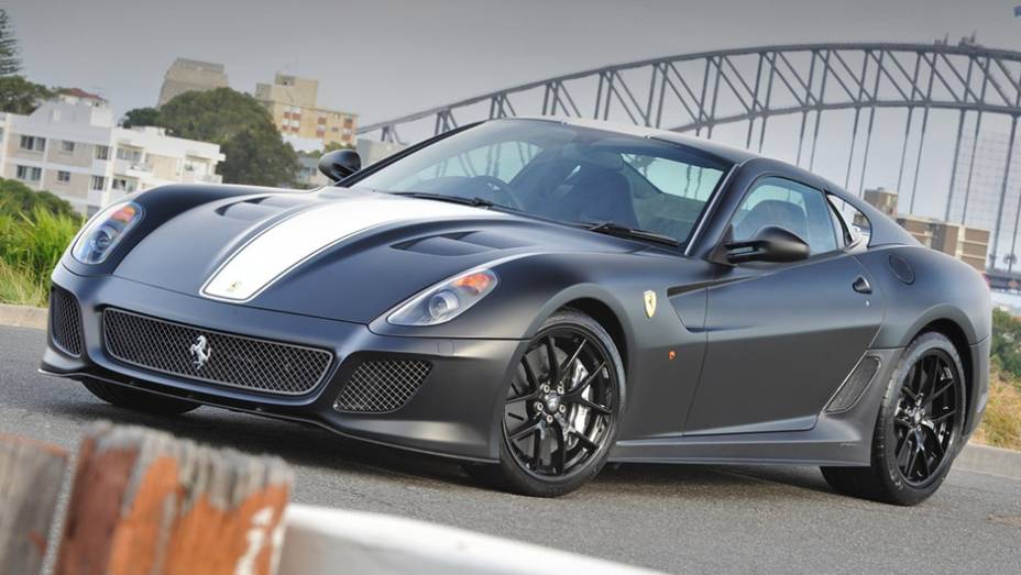 9º) Ferrari 599 GTO (2011) - valor do IPVA: R$ 66.887,16; valor venal: R$ 1.672.179,00; equivale a: Honda Fit EXL 1.5 Aut (R$ 66.453,00)