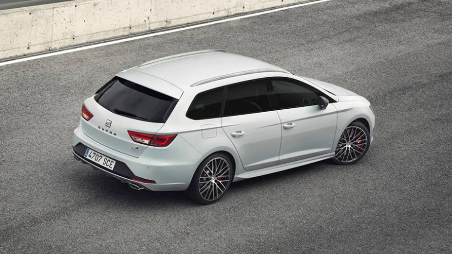 Na vers&atilde;o mais potente, o modelo acelera de 0 a 100 km/h em 6,0 segundos quando equipado com c&acirc;mbio DSG | <a href="https://beta-develop.quatrorodas.abril.com.br/noticias/fabricantes/seat-oficializa-leon-st-cupra-823620.shtml" rel="migration">Leia mais</a>