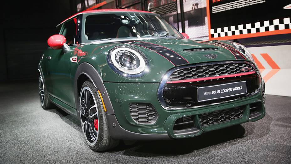 MINI John Cooper Works | <a href="https://beta-develop.quatrorodas.abril.com.br/noticias/saloes/detroit-2015/vazam-imagens-novo-mini-john-cooper-works-820017.shtml" rel="migration">Leia mais</a> | <a href="https://beta-develop.quatrorodas.abril.com.br/galerias/saloes/detroit-2015/1o-dia-salao-detroit-" rel="migration"></a>