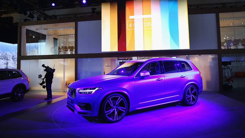 Volvo XC90 R-Design | <a href="https://beta-develop.quatrorodas.abril.com.br/noticias/saloes/detroit-2015/volvo-mostro-xc90-r-design-825360.shtml" rel="migration">Leia mais</a> | <a href="https://beta-develop.quatrorodas.abril.com.br/galerias/saloes/detroit-2015/1o-dia-salao-detroit-824981.shtml" rel="migration">Veja</a>