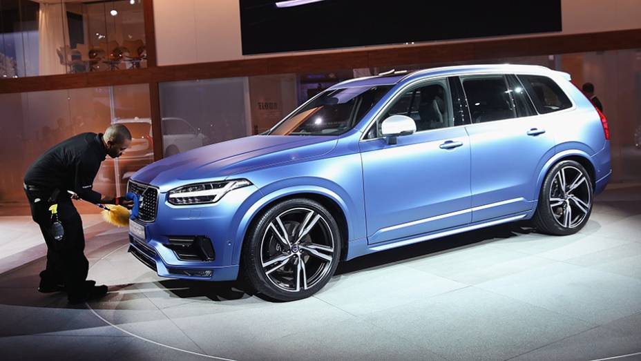 Volvo XC90 R-Design | <a href="https://beta-develop.quatrorodas.abril.com.br/noticias/saloes/detroit-2015/volvo-mostro-xc90-r-design-825360.shtml" rel="migration">Leia mais</a> | <a href="https://beta-develop.quatrorodas.abril.com.br/galerias/saloes/detroit-2015/1o-dia-salao-detroit-824981.shtml" rel="migration">Veja</a>