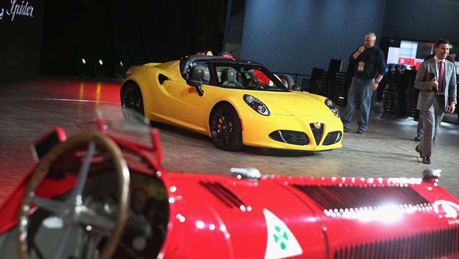 Alfa Romeo 4C Spider | <a href="https://beta-develop.quatrorodas.abril.com.br/noticias/saloes/detroit-2015/alfa-romeo-4c-spider-surge-detroit-824361.shtml" rel="migration">Leia mais</a> | <a href="https://beta-develop.quatrorodas.abril.com.br/galerias/saloes/detroit-2015/1o-dia-salao-detroit-824981.sh" rel="migration"></a>