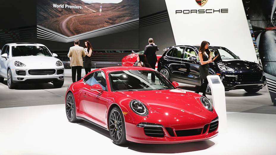 Estande da Porsche | <a href="https://beta-develop.quatrorodas.abril.com.br/galerias/saloes/detroit-2015/1o-dia-salao-detroit-824981.shtml" rel="migration">Veja a primeira parte</a> | <a href="https://beta-develop.quatrorodas.abril.com.br/galerias/saloes/detroit-2015/direto-detroit-parte-2-825561.shtm" rel="migration"></a>