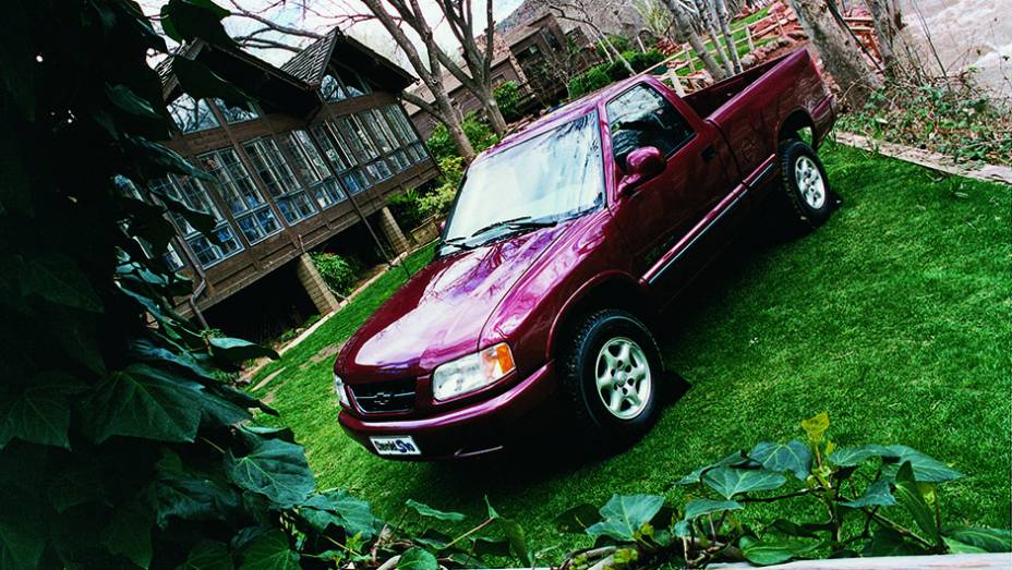 No segmento das picapes, a Chevrolet introduziu a S10 no mercado brasileiro.